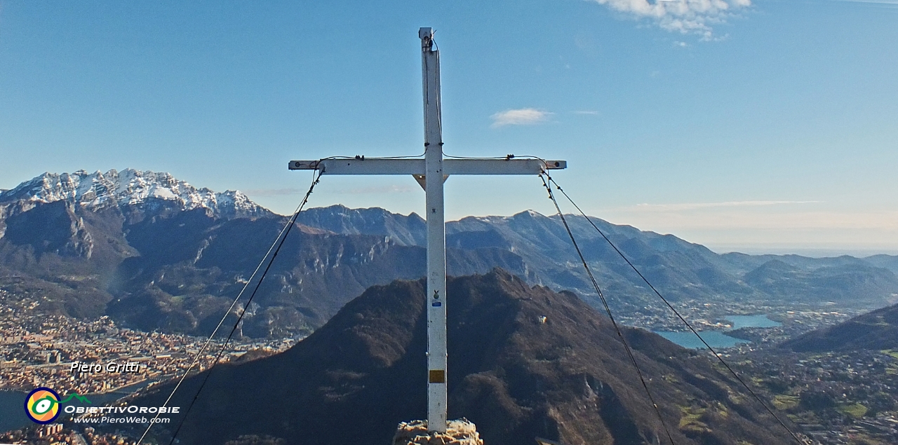70 Croce Corno Birone (1116 m) con Resegone e Barro sullo sfondo.JPG